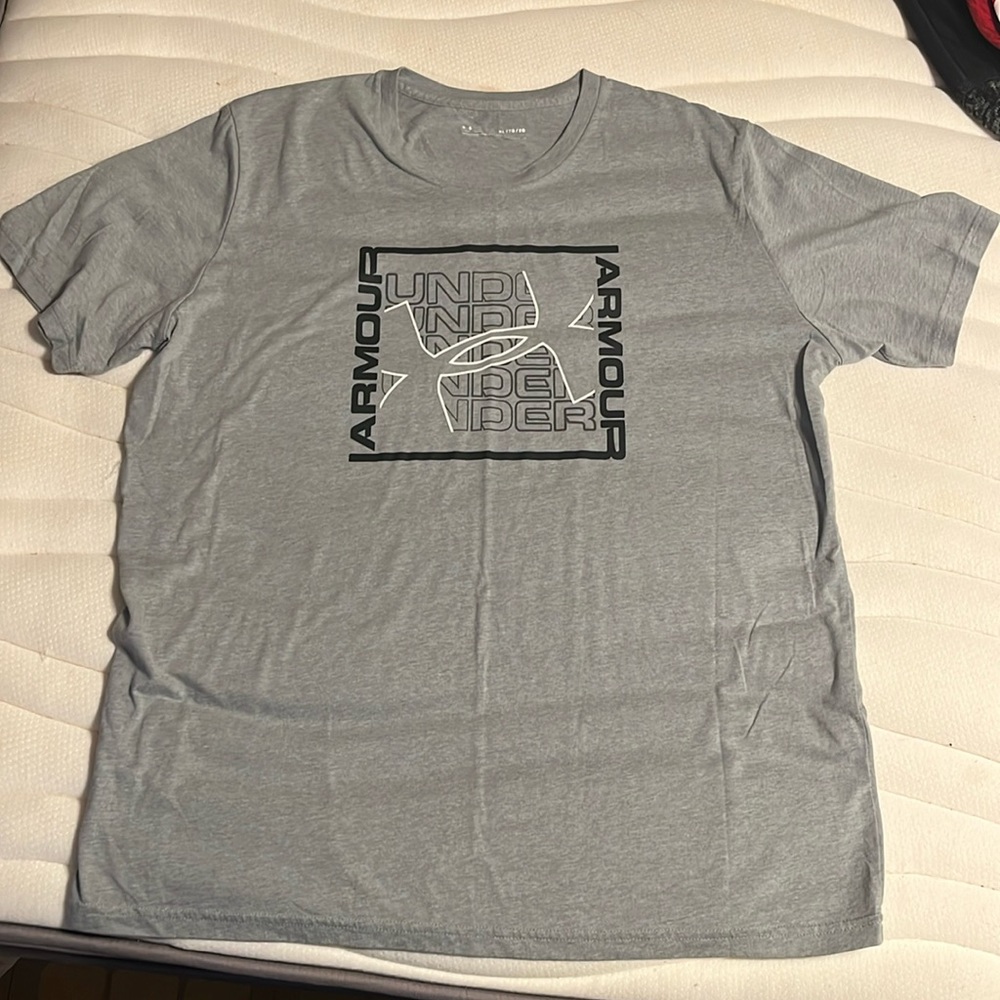 Size: XL
Color: Grey
Brand: Under Armour
Details: Loose fit, Heatgear